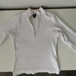 Vit långärmad tröja med dragkedja!  - Tröja från Boohoo i storlek S. Använd några gånger, men nästan som ny. Säljer den eftersom den tyvärr inte kommer till användning längre.   Väldigt elegant & passar till allt! 