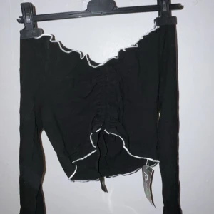 Drawstring off-shoulder topp  - Off-shoulder topp som går att justera med snörena. Köpt på Romwe och endast testad (lappen sitter kvar). Säljer för att den är för stor. Orginalpris: 80kr