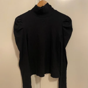 Blus  - Storlek: M, tveka inte för att fråga någonting!🤞🏼