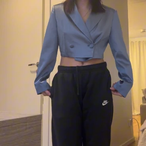 Cropped kavaj 🩵 - Den är i silkes material och är lila, blå, skimrig. Jag har aldrig använt den så prislappen är kvar. Den är som helt, helt ny. 💜🩵