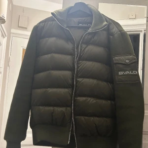 Bvaldi cardigan  - Extremt snygg cardigan från Bvaldi, köpte för kanske 3 veckor sedan, använd 3-4 gånger så den är i helt ny skick, inga defekter överhuvudtaget. Syns inte ens att den är ”begagnad” ny pris 1900 mitt pris 1099kr. Perfekt jacka till våren