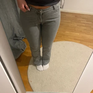 Grå jeans - Grå jeans, använda en gång! Bootcut modell med inre slits