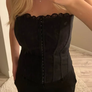 Korsett - Superfin svart korsett med en liten spets kant❤️❤️
