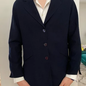 Overshirt mörkblå - Overshirt stilrent med 3 knappar.  Köpt i london, säljer pga mindre intresse. Storlek 42, motsvarar storlek M
