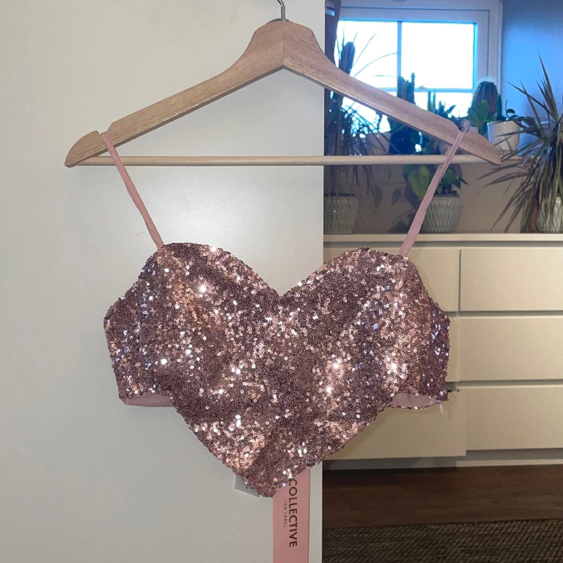 Collective the label - rosa crop top med paljetter och hjärtformad ringning