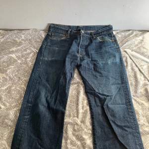 Storlek 36/34 Nypris ~1199kr Mitt pris - 400kr (diskuterbart) Skick 9/10 (tvättade mycket)  Perfekta jeans för dem som vill styla med ett par snygga mörkblåa 501or!  Frakt tillkommer! 
