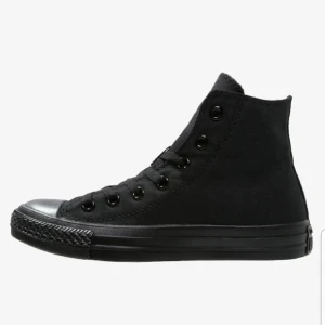 Converse 35 - 🖤Converse🖤  Storlek 35   Använda cirka 4-5 månader.  Dammiga. Syns bak på sulan använd.  Rollas och lite skovård håller dessa länge till.   Mer bilder finns