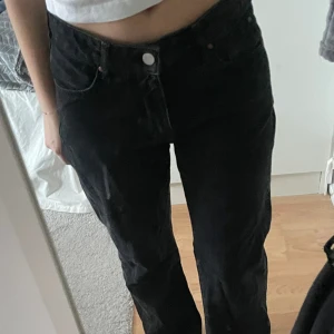 ”Low straight” bikbok jeans - Svarta, avklippta och passar mig som är 1,60. Fint skick.