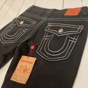 True Religion Jeans - Feta baggy trues i storlek 34 men passar bra till 30/32 om dem ska sitta lite baggy. Har själv 30 och de sitter perfekta som baggy på mig. Säljer då de inte passar min stil. (Skicket är som nya, använda ett fåtal gånger) pris kan diskuteras 
