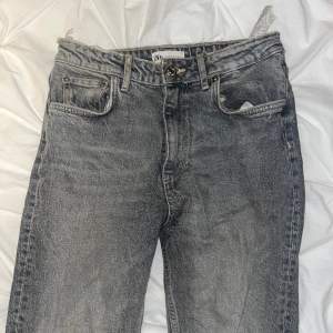 Väldigt snygga gråa jeans från zara, tyvärr växt ur dem :( De är långa i benen och har en snygg liten slits nertill! 