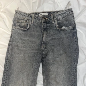 Jeans  - Väldigt snygga gråa jeans från zara, tyvärr växt ur dem :( De är långa i benen och har en snygg liten slits nertill! 