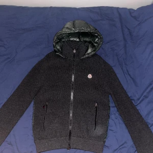 Moncler cardigan - Moncler cardigan i storlek M passar även S snygg och ovanlig olivgrön färg cond 9/10 inga defekter osv Var inte rädd o ställa frågor☺️