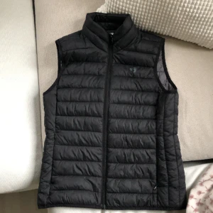 Svart Hangten väst - Riktigt snygg. Har använt få tal gånger