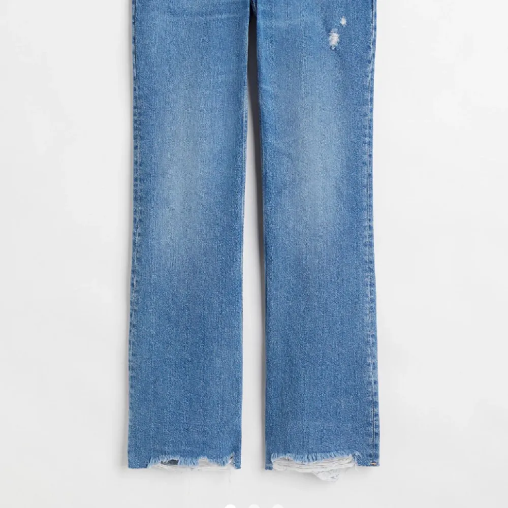 Ett par jättesnygga lågmidjade jeans från H&M. Säljer pga det har blivit för små. Nästan som nya. De är även helt slutsålda på hemsidan❤️‍🔥Köpta för 400kr och säljer nu för 200kr. (priset går att diskutera)❤️‍🔥 Skriv till mig om frågor!💞. Jeans & Byxor.