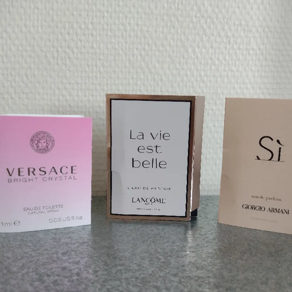 Tre parfymprover/samples: Versace - Bright Crystal 1 ml -- Lancome - La vie est belle 1.2 ml -- och Giorgio Armani - Si 1.2 ml. De är oanvända, även om flaskorna inte är fulla. 25 kr/st eller alla tre för 65 kr. Frakt 18 kr.. Övrigt.