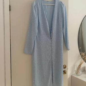 Klänning - Superfin klänning från nelly storlek 38! 150kr nypris 599. Använd vid ett tillfälle, har en knapp trasig längst ner av klänningen