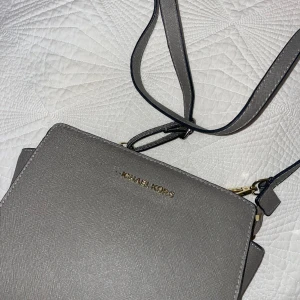 Handväska - Fin väska i perfekt skick förutom att ”M” har lossnat på märket tyvärr - därför lågt pris! 