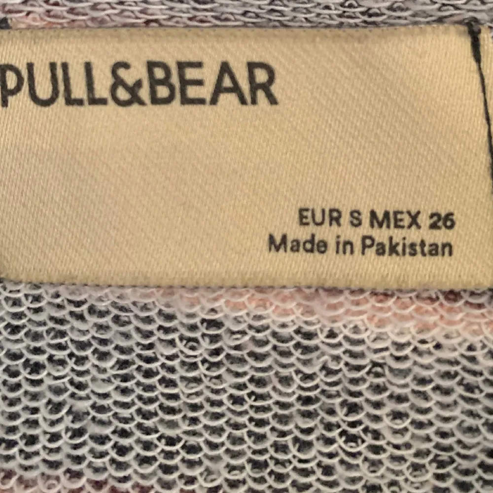 Randig tröja från Pull & Bear i storlek S. . Tröjor & Koftor.