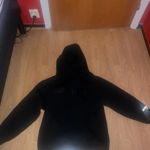Essentials hoodie  - köpte för ungefär 2 veckor sedan gillar inte den har använt den 1 eller 2 gånger den är som ny