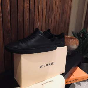 Säljer mina Axel Arigato skor som inte kommer till användning längre 🌟 Skick 9/10 och det finns inga skador eller nått  St 43✨