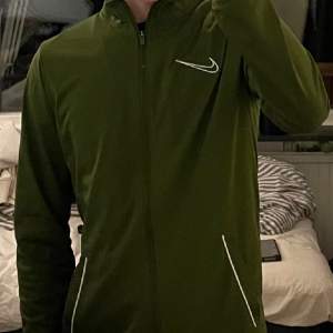 Grön Nike zip-up + byxor. Väldigt sparsamt använda och inga tecken på användning. Storlek M. 188 lång för referens. Hör av er om ni jag några frågor :) 220 kr för både, 120kr styck