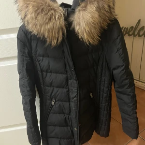 Äkta pälsjacka - Vinterjacka med äkta päls från rockandblue.  Odinariepris- 1800kr 