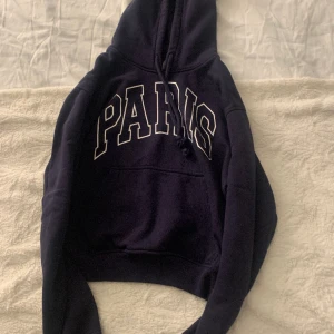 Säljer nu min mörkblåa hoodie från HM! Bra skick  - Mörkblå hoodie från hm, storlek xxs och bra skick. Använt typ 1 gång. Skriv om ni är intresserade 😍 