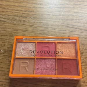 Ögon skugga. - Säljs för jag aldrig andvänder den och den är endast testad en gång. Man kan även andvänder den som blush, highliter eller bronzer. Men rekomenderar som ögon skugga, köpt för 37kr kommer sälja för 20kr plus frakten. 