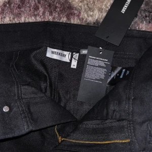 Weekday, nellie demin trousers - Jag säljer dessa weekday byxor pga att dem inte passar 🤎 Dom är i nyskick och har lappen kvar 🪩Har du någon fråga så fråga på! dom kostade 450 kr men säljer dem för 300 (sista bilden är lånad från  ASOS) 