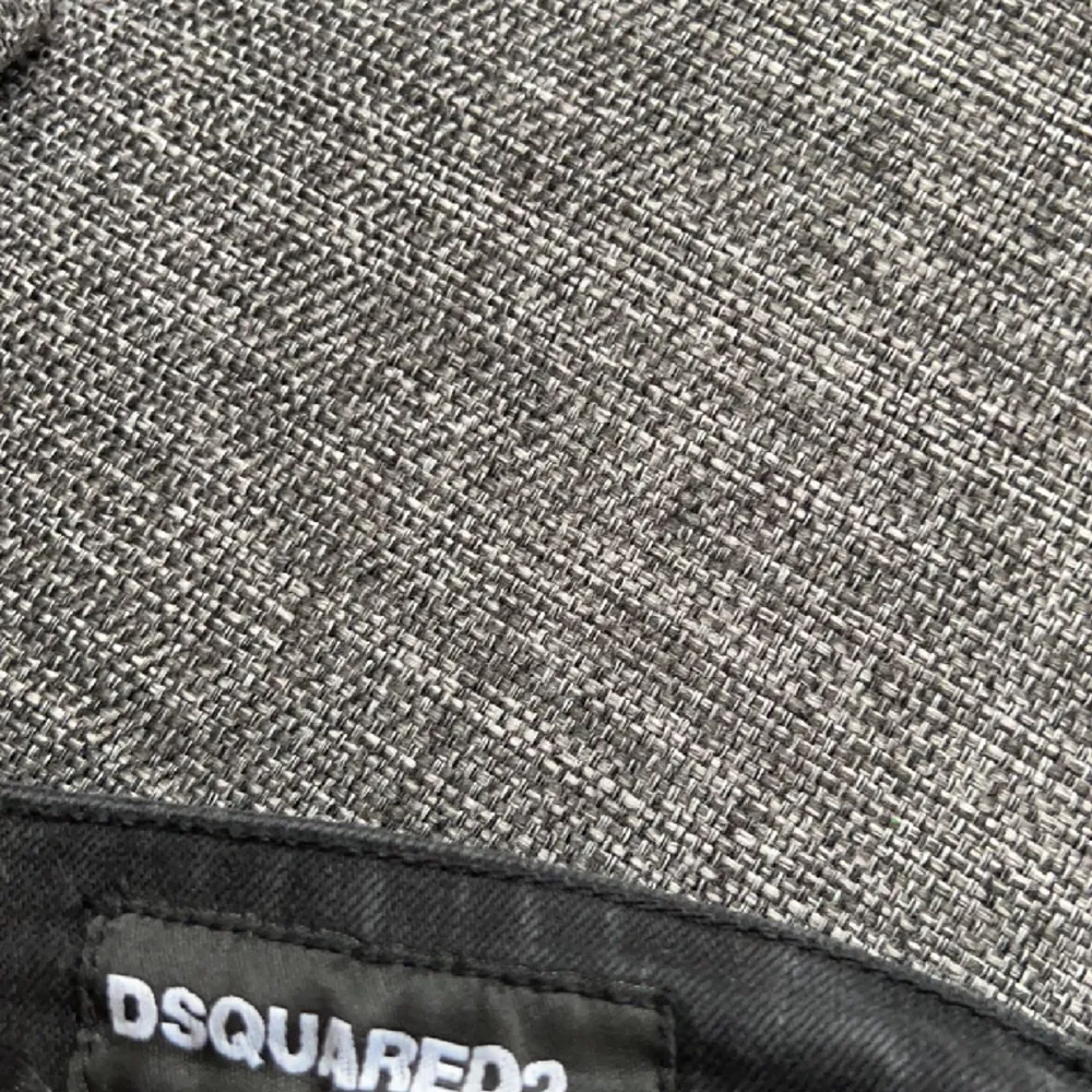 Hej ja säljer Dsquared2 jeans dom är i bra skick som ny fick dom i present ingen aning om äkta eller fake därför säljer ja ganska billigt för 950. Jeans & Byxor.