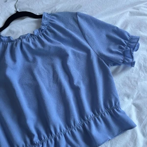 Blå blus  - Säljer denna söta blusen från Gina tricot🫐använd men inga tecken alls på slitage 
