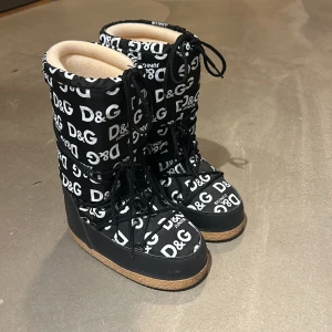 Dolce Gabbana JR Moonboots - Moonboots i svart/vit logo DG size 35-37 Bra skick!!