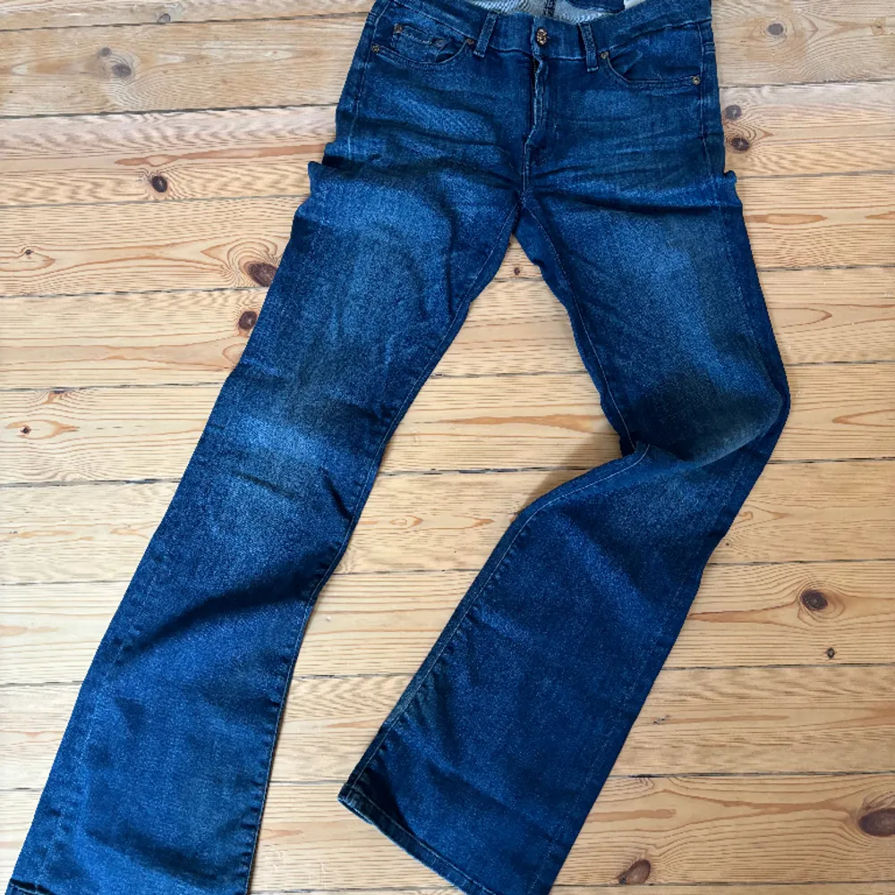 Bootcut jeans från 7 for all mankind.  Mörkblå tvätt, slitningar nertill (lite för långa för mig).  Storlek 28.   Använda men fint skick (bortsett från vid fötterna). Jeans & Byxor.