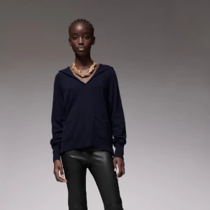 Ylletröja med sjömanskrage  - Säljer denna marinblåa tröjan från Zara🪻använd men inga tecken på slitage 