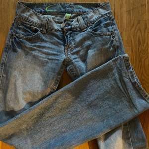 Sjukt snygga lågmidjade jeans använda några fåtal gånger