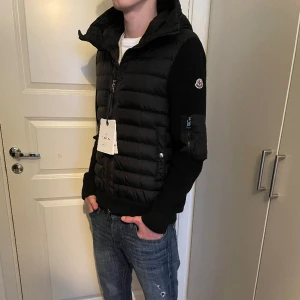 Moncler cardigan  - Säljer denna väldigt snygga Moncler cardigan! Den har en defekt som man ej tänker på! Men annars är den i ett extremt bra skick! Storlek S! Modellen på bilden är 182cm! Tags medkommer vid köp!  Hör gärna av dig om du har frågor!