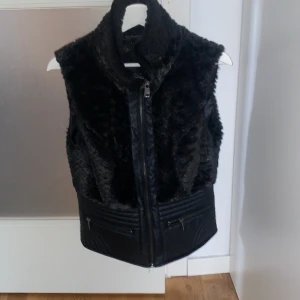 Päls väst - Säljer en jätte fin pälsväst i fint skick!