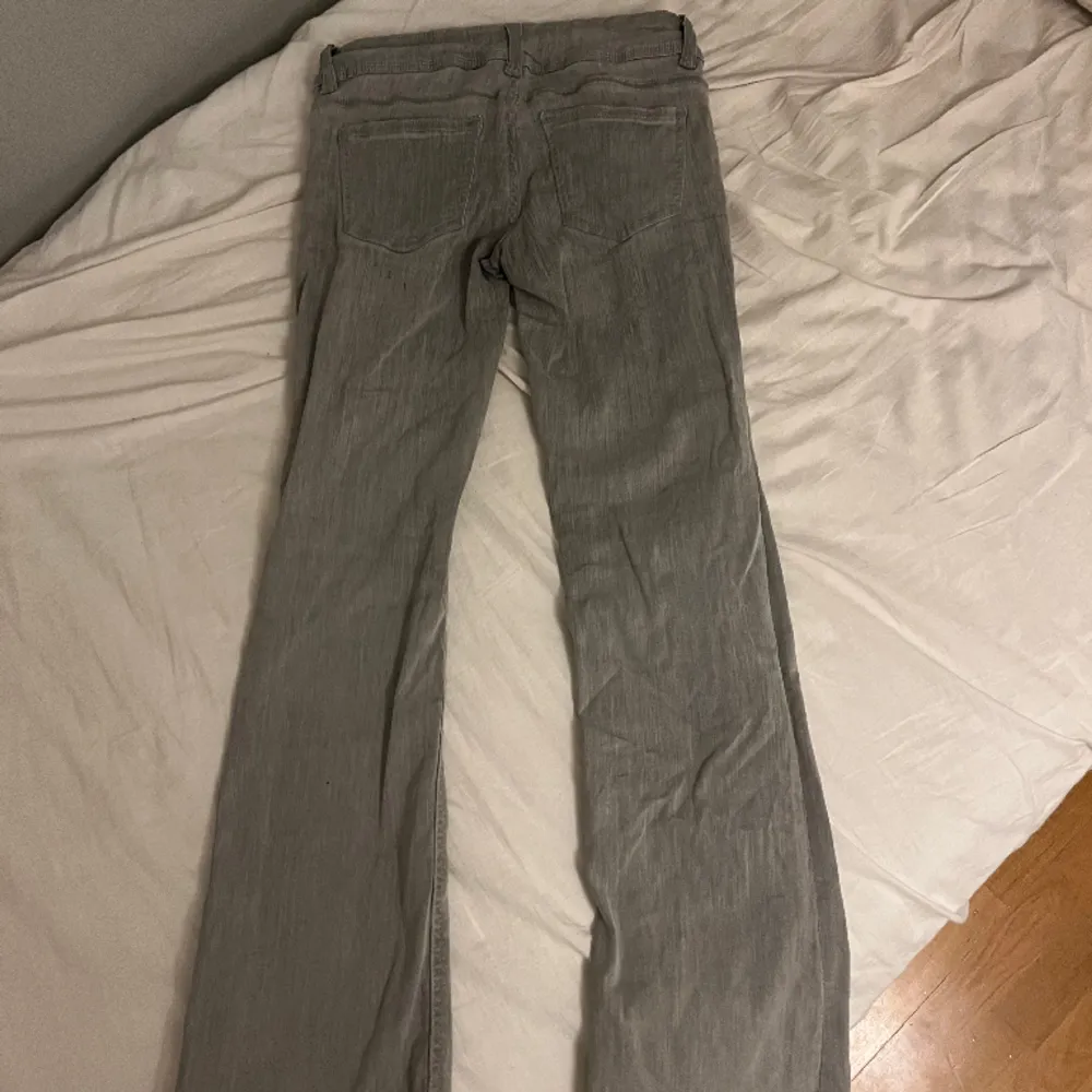 Säljer ett på skit snygga lågmidjade jeans i färgen grå. Säljer för som int kommer till användning . Jeans & Byxor.