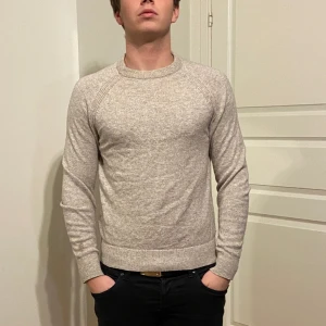  Beige  stickad tröja  -  Säljer denna beiga stickadetröjan .(tryck gärna på ”köp nu”).