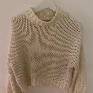 Utsåld stickad tröja  - Vi stickad tröja från Nakd som är oversized som är slutsåld på hemsidan 