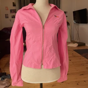 Biker/vindjacka - Superfin bikerjacka / innejacka . Tunn så kan ej ha som riktig jacka , men som kofta och inne är den sjukt snygg. Eller som jacka på sommarn. Moto-stil. Insydd så snygg passform 