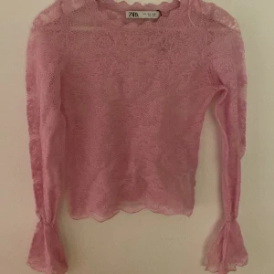 ❤️‍🔥Spetstopp från Zara❤️‍🔥 - Säljer denna jättefina rosa spetstopp med volang och så fint mönster❤️‍🔥Säkjer eftersom den inte kommer till användning längre❤️‍🔥
