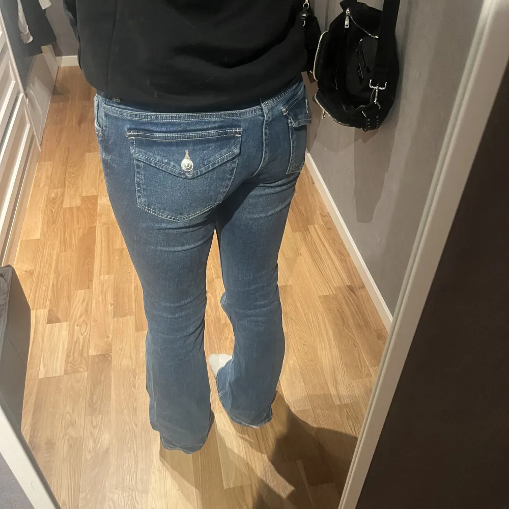 Säljer ett par jeans från hm i storlek 36, as snygga! Är i bra skick, är lite slitna vid fötterna då dem har varit förlånga för mig Skriv vid fler bilder! . Jeans & Byxor.
