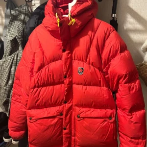 Fjällräven jacka - Säljer min Expedition down lite jacka från Fjällräven!💘Stl S i Herr men som en M i dam. Inga defekter, använd endast för säsongen!💕