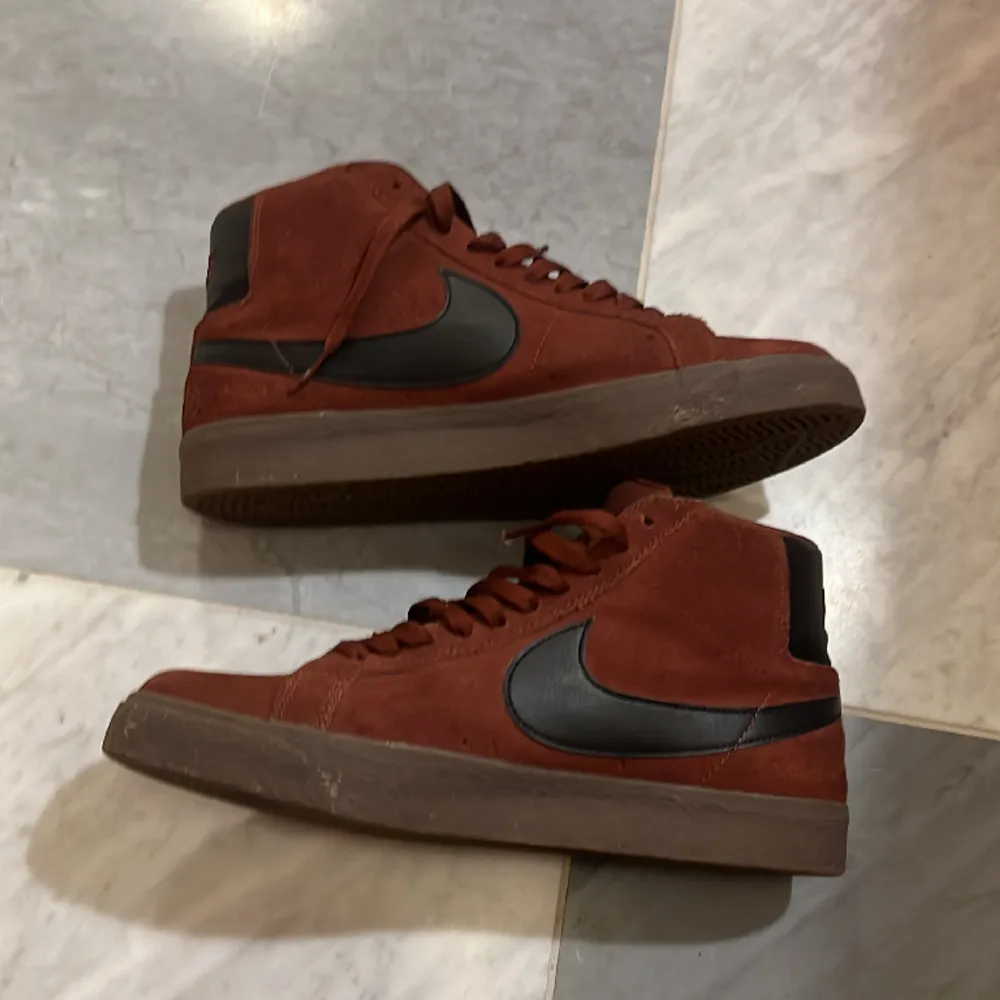 US Size 9/ EU 42,5 /27 cm Ett par Feta brun röda blazers  nästan  uanvända, dem är tyvär försmå mör mig. Material: Mocka. Skor.