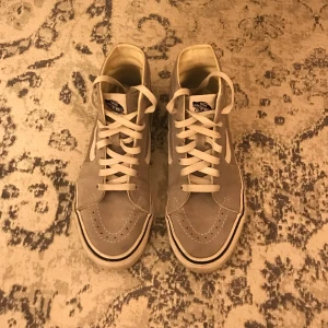 Vans - Gråa höga vans. Använda ca 8 gånger. Storlek 38,5. Supersnygga vårskor!!!💕