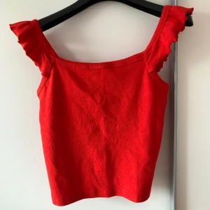 Topp - Röd-orange topp med söta volangarmar. Använd en gång 😇