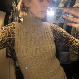 Stickad väst - Stickad väst i fin beige färg. Ribbad på framsidan och plain på baksidan. I ull.