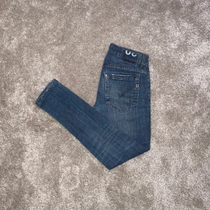 Dondup George jeans  - Första bilden är lånad utav Fashion Store här på Plick då jag köpte byxorna utav dem 👑 Skick 10/10 - Size 30 - Nypris 3500 kr - Skriv för mer bilder/frågor kings ⭐️