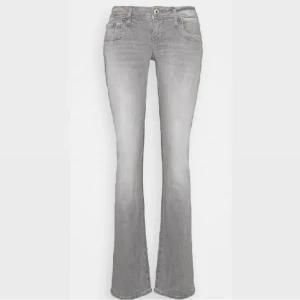 Fina ltb jeans - Säljer mina fina jeans då de inte kommer till användning eftersom de är förstora!  I strl 28x32 men skulle säga att de är stora i storleken 🥰 Knappt använda och nypriset är 829 kr. 